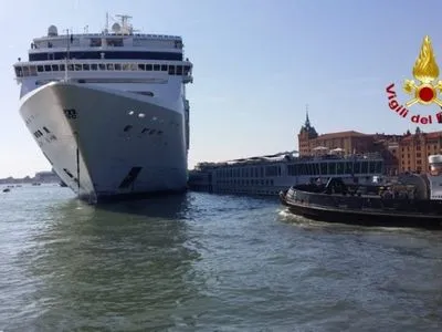 В Венеции круизный лайнер столкнулся с катером, есть пострадавшие