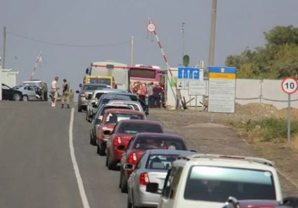 У чергах на КПВВ на Донбасі застрягли 165 автомобілів