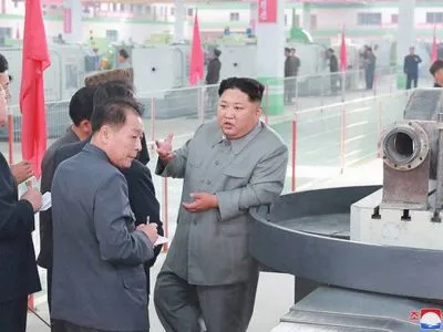 Ким Чен Ын провел осмотр "высокоточных станков на машиностроительном заводе"