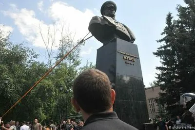 Институт нацпамяти о сносе памятника Жукову: правовой коллизии нет