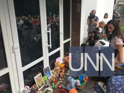 Под стены МВД принесли игрушки в память о погибшем Кирилле