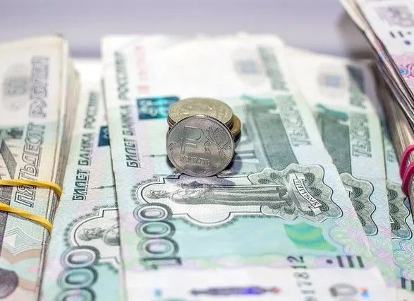 Половині росіян грошей вистачає лише на їжу та одяг