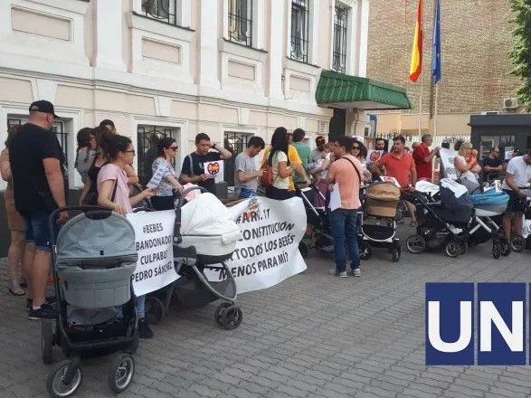 Під посольством Іспанії мітингували батьки дітей, народжених від сурогатних матерів