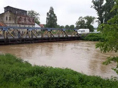 У Карпатському регіоні загроза значного стоку води через зливи