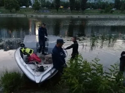 У Києві із Русанівського каналу дістали тіло чоловіка