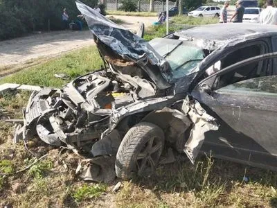 На Херсонщині автомобіль вилетів на зупинку та на смерть збив двох людей