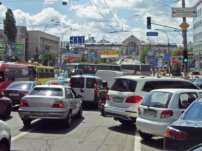 Утром дороги Киева сковали пробки