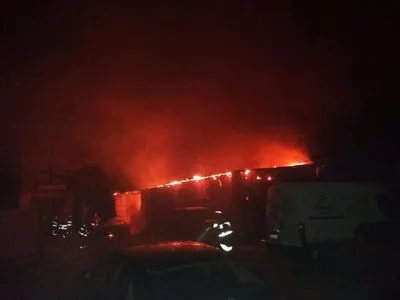 В Киеве произошел пожар на бывшей автобазе