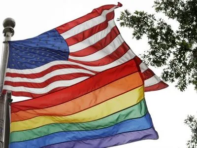 Адміністрація Трампа заборонила американським посольствам вивішувати прапори ЛГБТ на флагштоках