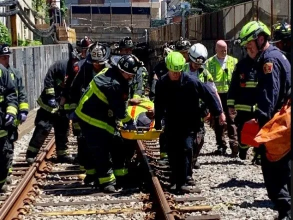 В Бостоне сошел с рельсов вагон метро, 10 человек в больнице