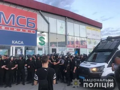 В Харькове конфликт на территории ТЦ "Барабашово" перерос в драку: восемь человек травмированы