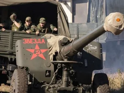 В оккупированном Луганске на территории трикотажной фабрики заметили скопление сил и техники