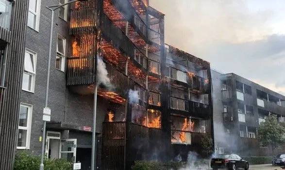 Пожежа в Лондоні знищила 20 квартир в житловому будинку