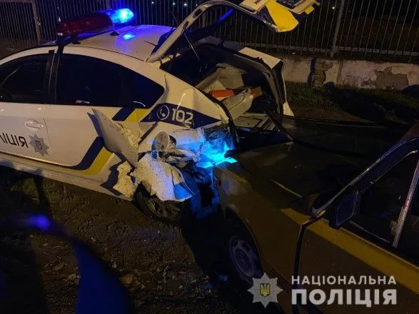 В Черноморске пьяный водитель врезался в машину полиции, полицейского госпитализировили