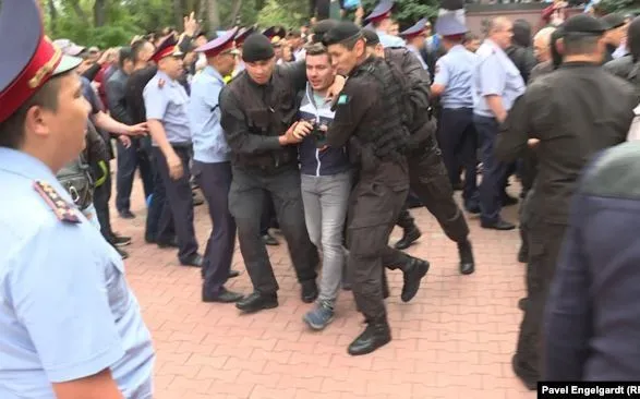 Количество задержанных в Казахстане выросла до 500
