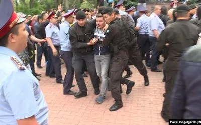Количество задержанных в Казахстане выросла до 500