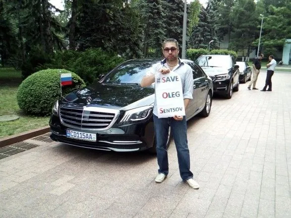 У Молдові активіст з плакатом на підтримку Сенцова перегородив шлях автомобілю посла Росії