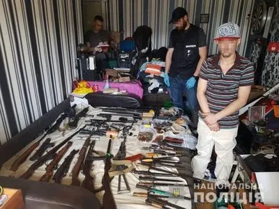 Арсенал оружия и наркотики обнаружили в съемной столичной квартире