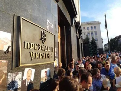 Здание АП обклеили фотографиями погибших на Донбассе