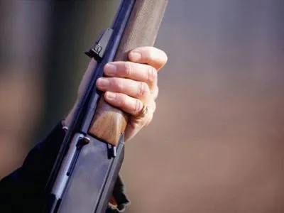 Под Киевом мужчина из ружья выстрелил у знакомого и убежал в лес