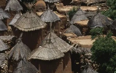 Неизвестные вырезали почти 100 человек в этнической деревне Мали