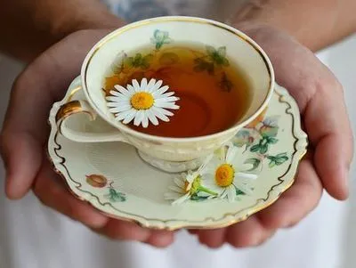 Алергологи порадили українцям не пити чай з ромашки та календули