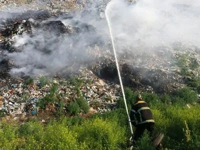 Пожежу на сміттєзвалищі під Полтавою гасили майже три години