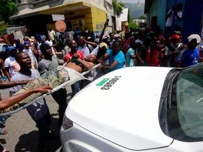 На Гаити жгут шины и блокируют дороги, уже есть две жертвы протестов