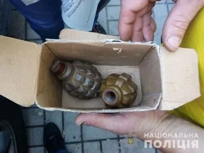 В Днепре в подземном переходе женщина продавала гранаты