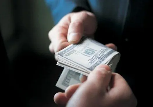 Працівників ДФС спіймали на хабарі у 1,8 тис. доларів