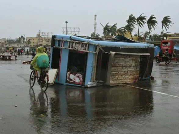 Через тропічний циклон в Індії екстрено евакуюють 300 тисяч осіб
