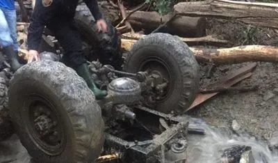 Подробности трагедии: лесорубов на Закарпатье снесла 5-метровая волна сели с гор