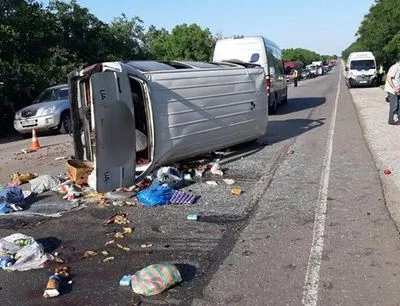 В Николаевской области перевернулся микроавтобус: один погибший, четверо пострадавших