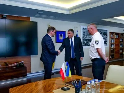 Аваков обсудил с послом Польши работу МВД на досрочных выборах в Раду