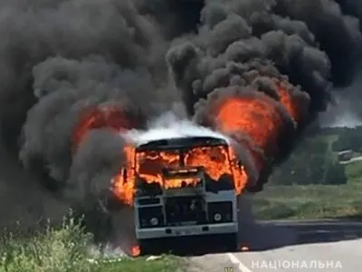 В Полтавской области на ходу загорелся автобус с пассажирами