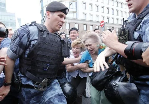 День Росії: на марші в Москві проходять масові затримання