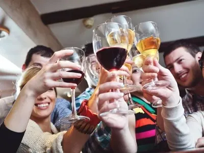 Половина української молоді вживає алкоголь - ВООЗ