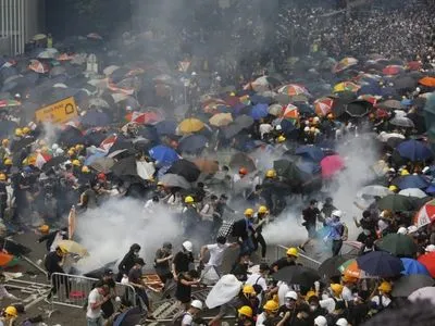 Полиция пустила в ход слезоточивый газ и резиновые пули против протестующих в Гонконге