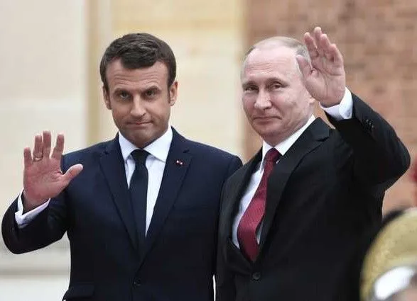 Макрон: Россия может вернуться в G7, если будет выполнять Минские соглашения