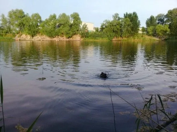 У Києві рятувальники дістали тіло чоловіка з озера