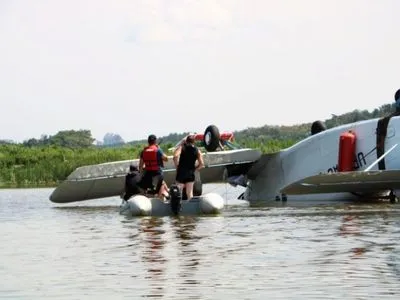 У Києві дістали з водойми літак, який потерпів аварію