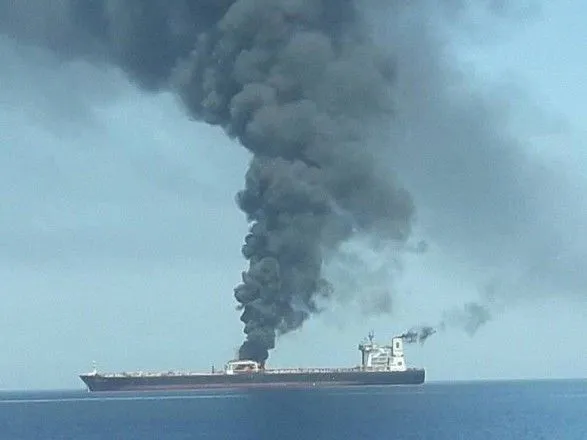 Після атаки в Перській затоці затонув танкер, злетіли світові ціни на нафту