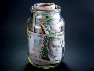 Украинцы начали забирать деньги с гривневых депозитов