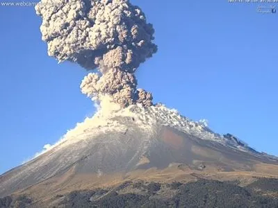 Вулкан в Мехико выбросил столб пепла высотой 5 км