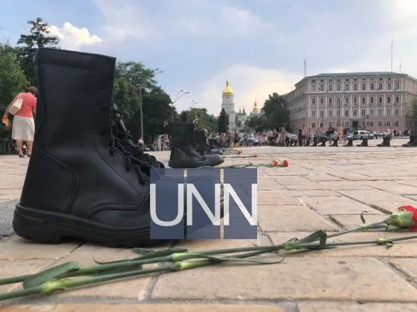 У пам'ять про жертв Іл-76 біля Михайлівського собору у Києві вишикували чоботи