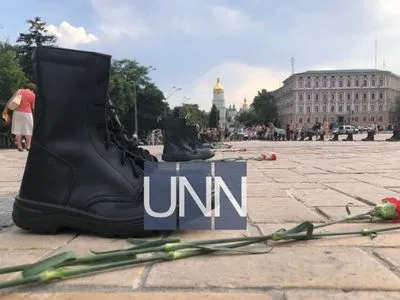 У пам'ять про жертв Іл-76 біля Михайлівського собору у Києві вишикували чоботи