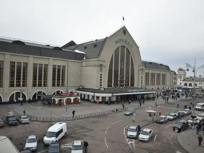 Центральний залізничний вокзал у Києві евакуювали: шукають вибухівку