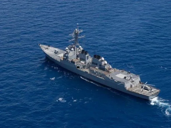 США направили есмінець до місця підриву танкерів в Оманській затоці