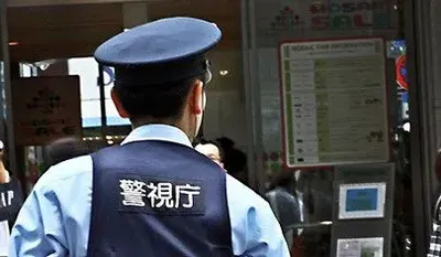 В Японії чоловік вдарив ножем у груди поліцейського та забрав табельну зброю