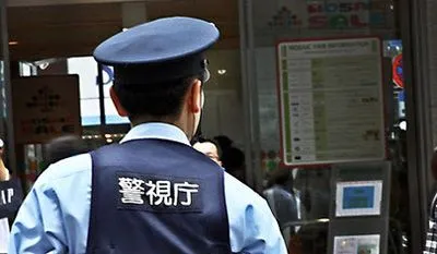В Японии мужчина ударил ножом в грудь полицейского и забрал табельное оружие